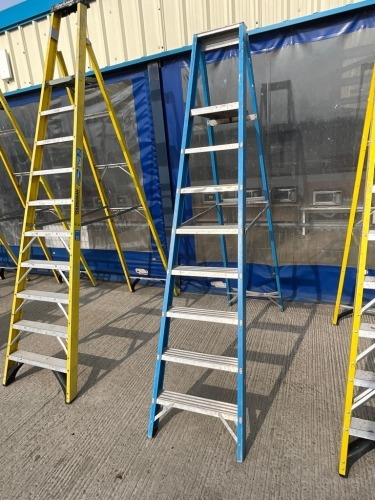 8 TREAD FIBRE GLASS STEP LADDER