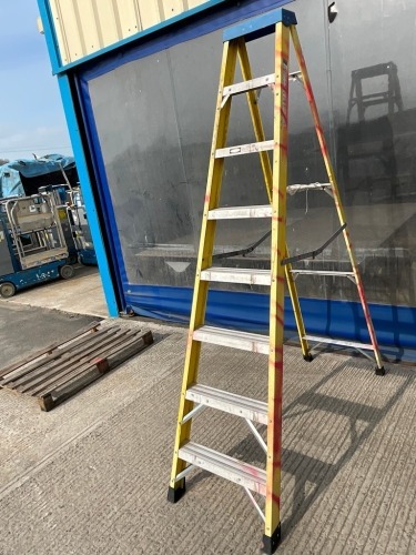 8 TREAD FIBRE GLASS STEP LADDER