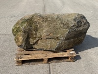 APPROX. 1500mm x 600mm x 600mm LARGE DECORATIVE STONE