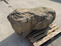 APPROX. 1500mm x 600mm x 600mm LARGE DECORATIVE STONE - 4