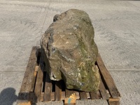 APPROX. 1500mm x 600mm x 600mm LARGE DECORATIVE STONE - 5