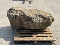 APPROX. 1500mm x 600mm x 600mm LARGE DECORATIVE STONE - 7