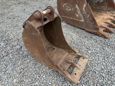 APPROX. 18" TOOTHLESS DIGGING BUCKET TO SUIT 4-6 TON MACHINE
