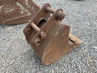 APPROX. 18" TOOTHLESS DIGGING BUCKET TO SUIT 4-6 TON MACHINE - 8