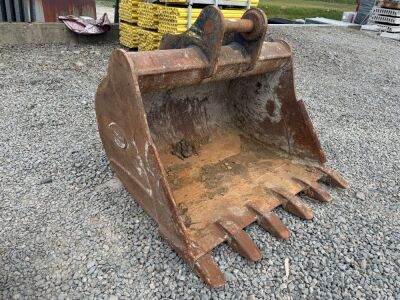 APPROX. 5ft TOOTHED DIGGING BUCKET TO SUIT 20 TON MACHINE