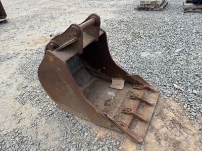 APPROX. 2ft TOOTHLESS DIGGING BUCKET TO SUIT 6-8 TON MACHINE