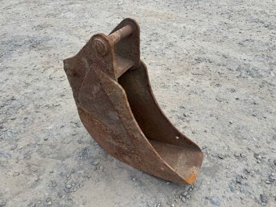 APPROX. 10" TOOTHLESS DIGGING BUCKET TO SUIT 4-6 TON MACHINE