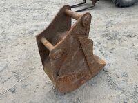 APPROX. 10" TOOTHLESS DIGGING BUCKET TO SUIT 4-6 TON MACHINE - 6