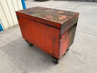 APPROX. 4ft x 2ft MOBILE METAL TOOL VAULT - 7