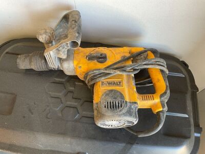 DEWALT 240v CHIPPING HAMMER