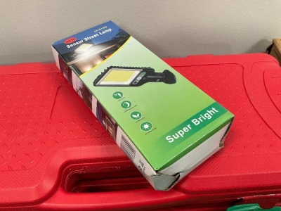 UNUSED SOLAR OUTDOOR LED SENSOR LAMP