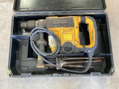 DEWALT 110v CHIPPING HAMMER & CASE