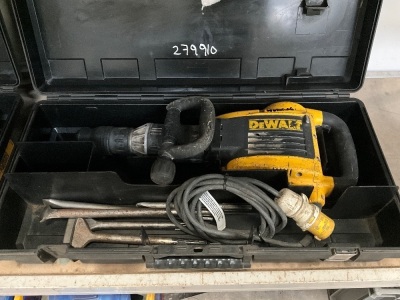 DEWALT 110v DEMOLITION HAMMER & CASE  
