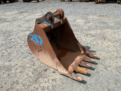 APPROX. 3ft TOOTHED DIGGING BUCKET TO SUIT 13 TON EXCAVATOR