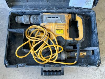 DEWALT D25601 110v CHIPPING HAMMER & CASE