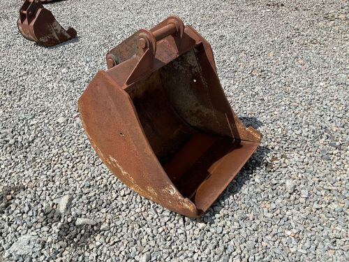 APPROX. 2.6ft SCOTT TOOTHLESS DIGGING BUCKET TO SUIT 6-8 TON MACHINE