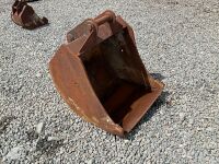 APPROX. 2.6ft SCOTT TOOTHLESS DIGGING BUCKET TO SUIT 6-8 TON MACHINE