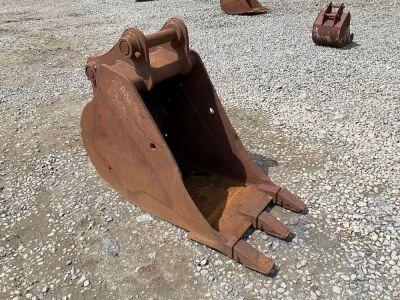 APPROX.2ft TOOTHED DIGGING BUCKET TO SUIT 13 TON MACHINE