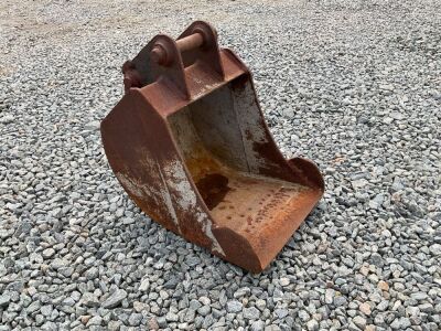 APPROX. 18" SCOTT TOOTHLESS DIGGING BUCKET TO SUIT 3 TON MACHINE