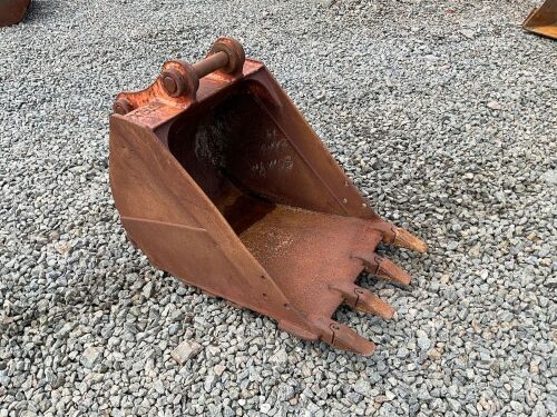 APPROX. 2.2ft TOOTHED DIGGING BUCKET TO SUIT 6-8 TON MACHINE