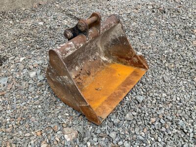 APPROX. 3ft TOOTHLESS DIGGING BUCKET TO SUIT 6-8 TON MACHINE