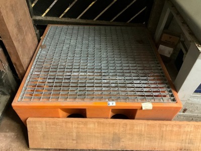 APPROX. 1250mm x 1250mm 4 BARREL DRIP TRAY