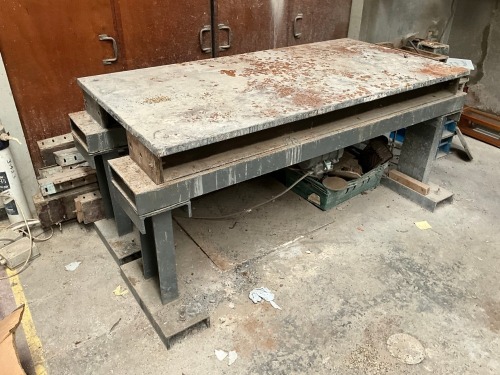 APPROX. 1830mm x 920mm x 850mm VIBRATING TABLE & ASSORTED MOULDS