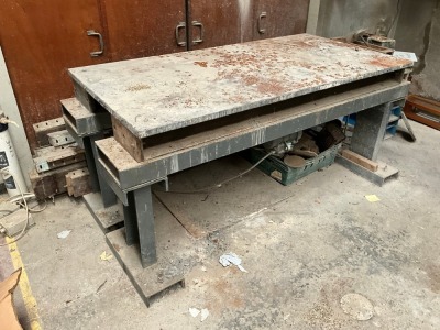 APPROX. 1830mm x 920mm x 850mm VIBRATING TABLE & ASSORTED MOULDS