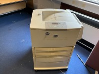 ROOM CONTENTS TO INC. 2No. DESKS, HP DESIGNJET T1100PS, PHOTOCOPIER ETC ( Room 06C62-701) - 7