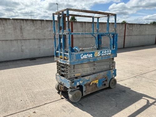 GENIE GS1932 BATTERY OPERATED SCISSOR LIFT 