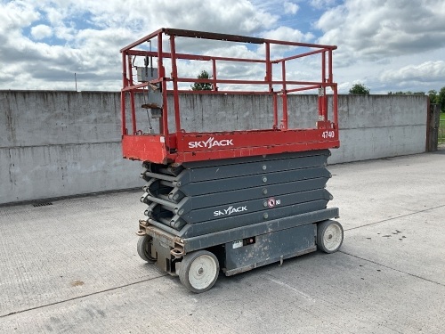 SKYJACK SJ4740 BATTERY OPERATED SCISSOR LIFT 