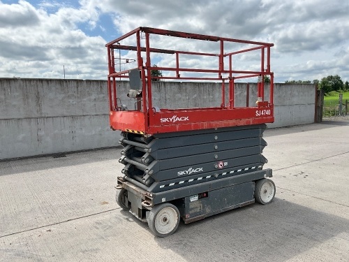SKYJACK SJ2740 BATTERY OPERATED SCISSOR LIFT
