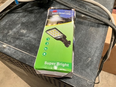 UNUSED SOLAR OUTDOOR LED SENSOR LAMP