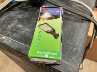 UNUSED SOLAR OUTDOOR LED SENSOR LAMP