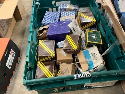 LOT BUNDLE TO INC. ASSORTED SCREWS & FIXINGS