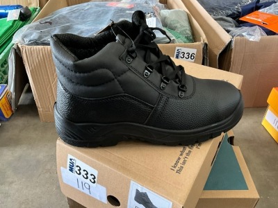 UNUSED SIZE 9 WORK BOOTS