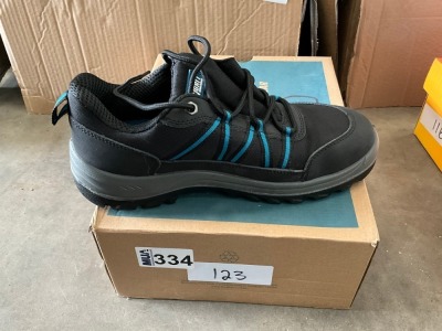 UNUSED SIZE 10 WORK BOOTS