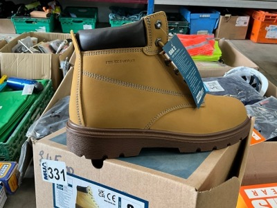 UNUSED SIZE 8 WORK BOOTS