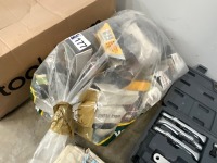 BAG TO INC. LARGE SELECTION OF WALL PLUGS