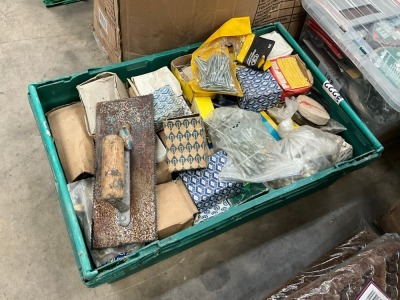 LOT BUNDLE TO INC. ASSORTED SCREWS AND FIXINGS
