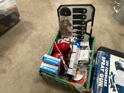 LOT BUNDLE TO INC. OIL CANS, MULTI TOOL BLADES, DIGITAL MULTI METRES