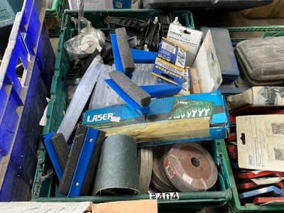 LOT BUNDLE TO INC. SPANNER SET, ICE SCRAPERS, DOOR WEDGES