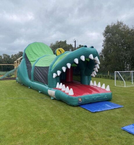 APPROX 37ft CROCADILE ASSAULT COURSE BOUNCY CASTLE, SAFETY MAT & BLOWER