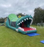 APPROX 37ft CROCADILE ASSAULT COURSE BOUNCY CASTLE, SAFETY MAT & BLOWER