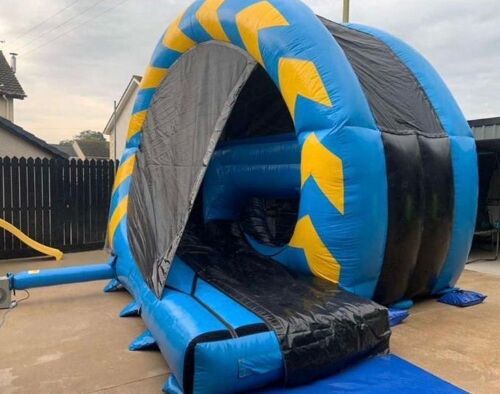 APPROX 12ft CIRCULAR ASSUALT COURSE BOUNCY CASTLE, SAFETY MAT & BLOWER