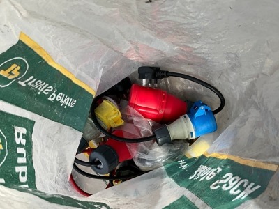 LOT BUNDLE TO INC. ASSORTED ELECTRICAL PLUGS