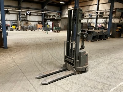 TOYOTA 7SM12 1200KGS BATTERY OPERATED HIGH LIFT PALLET TRUCK & CHARGER