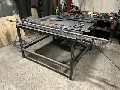 APPROX. 1520mm x 1520mm x 950mm METAL WORKBENCH