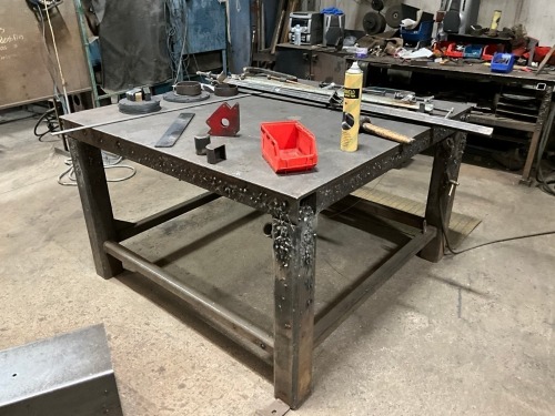 APPROX. 1500mm x 1500mm x 950mm METAL WORKBENCH