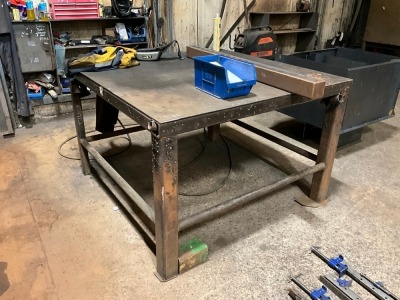 APPROX. 1500mm x 1500mm x 990mm METAL WORKBENCH